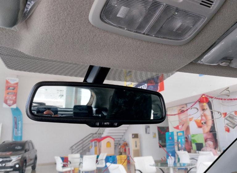 Apa Kegunaan Kaca Spion Dalam Mobil?