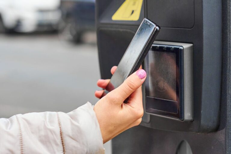 “PENGGUNAAN SISTEM PEMBAYARAN ELEKTRONIK UNTUK MEMPERCEPAT  LALU LINTAS DI JALAN RAYA”